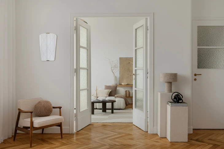 Sc&egrave;ne d'ext&eacute;rieur avec table de travail pr&eacute;sentant des &eacute;l&eacute;ments financiers et immobiliers