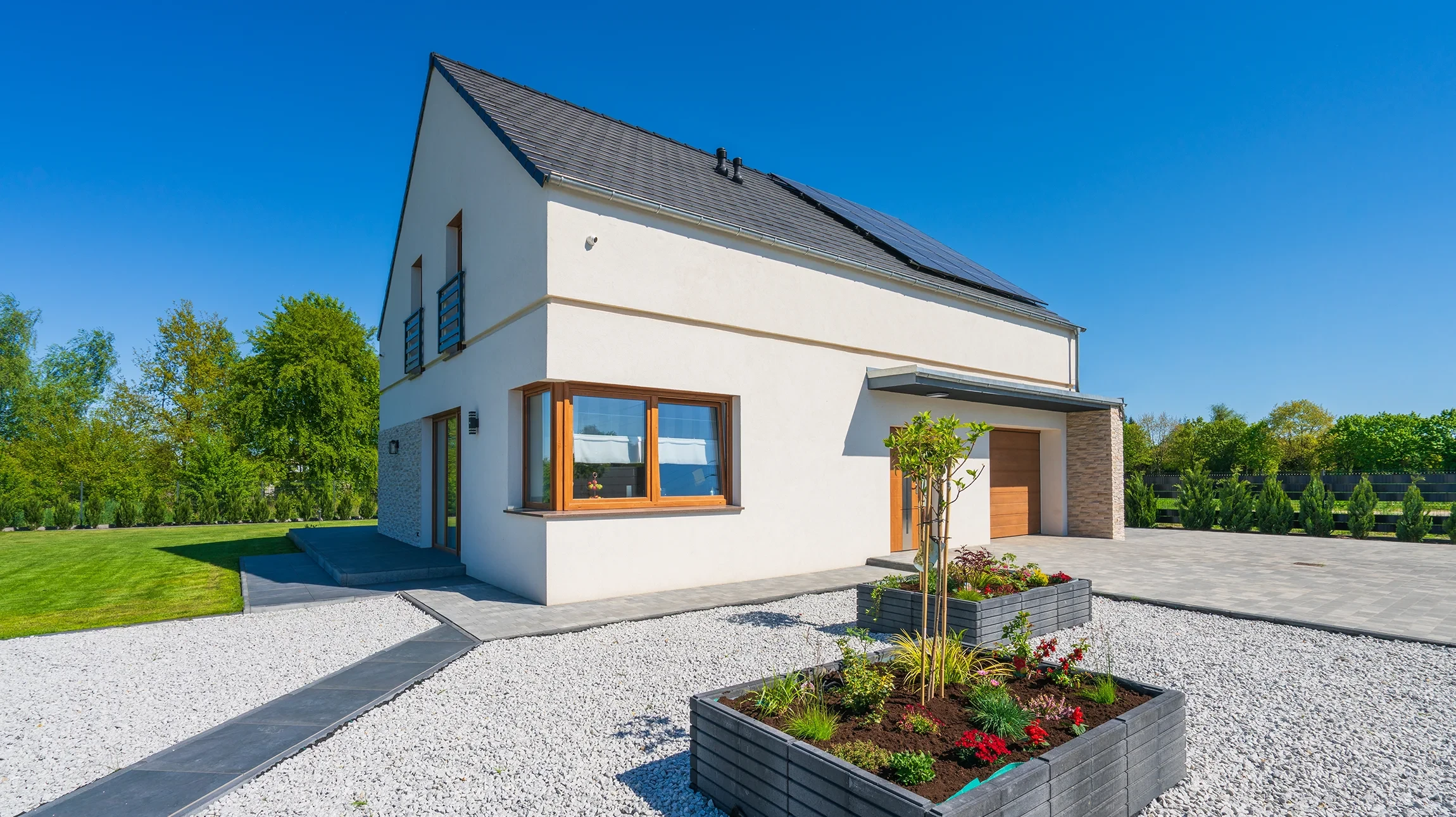 Professionnels de l'immobilier et clients discutant d'achats immobiliers, d'assurance ou de pr&ecirc;ts immobiliers