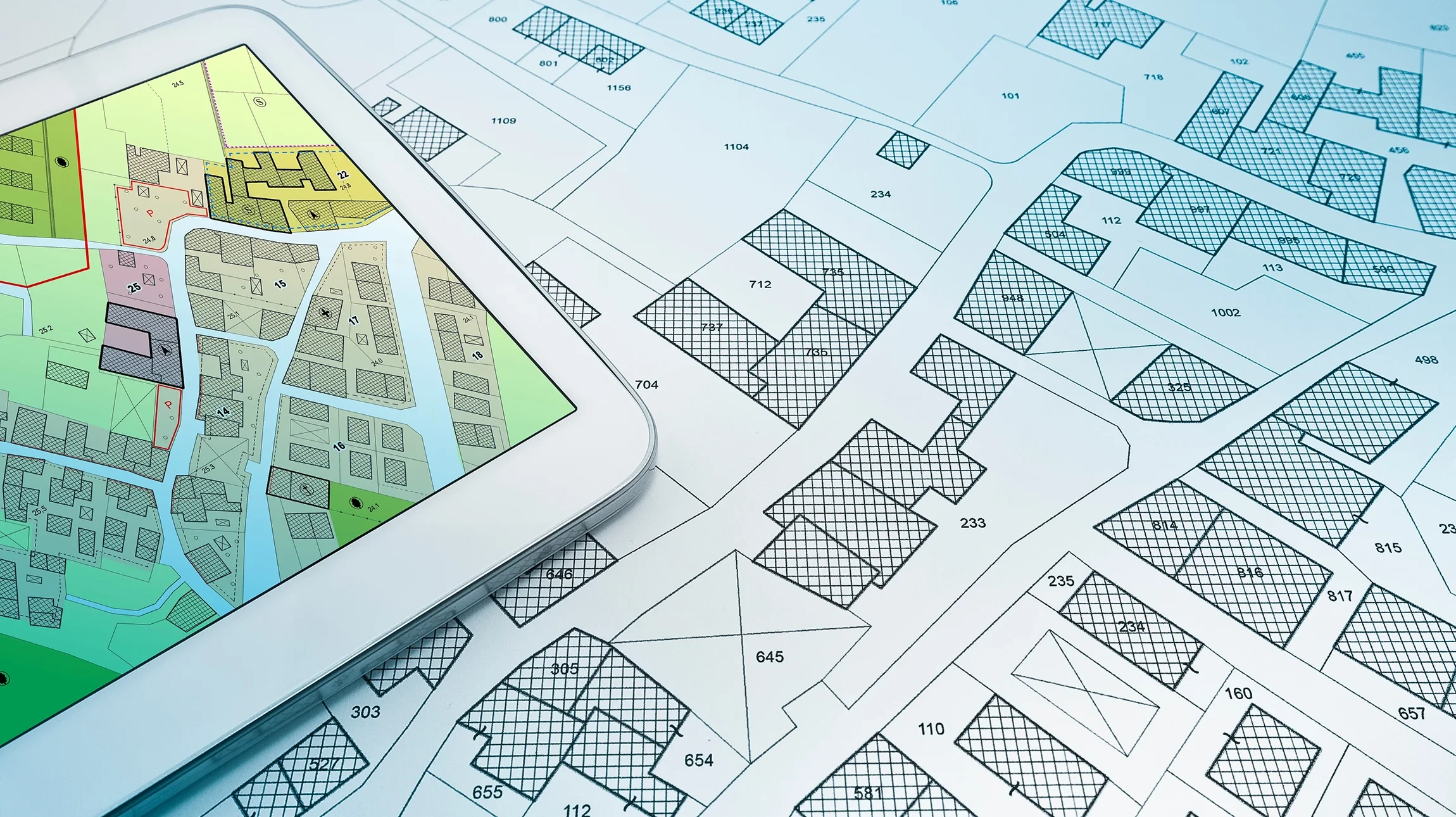 gros plan d'un propri&eacute;taire serrant la main d'un architecte ou d'un ing&eacute;nieur, indiquant la validation de la construction ou de la r&eacute;novation d'une maison ou d'un bureau