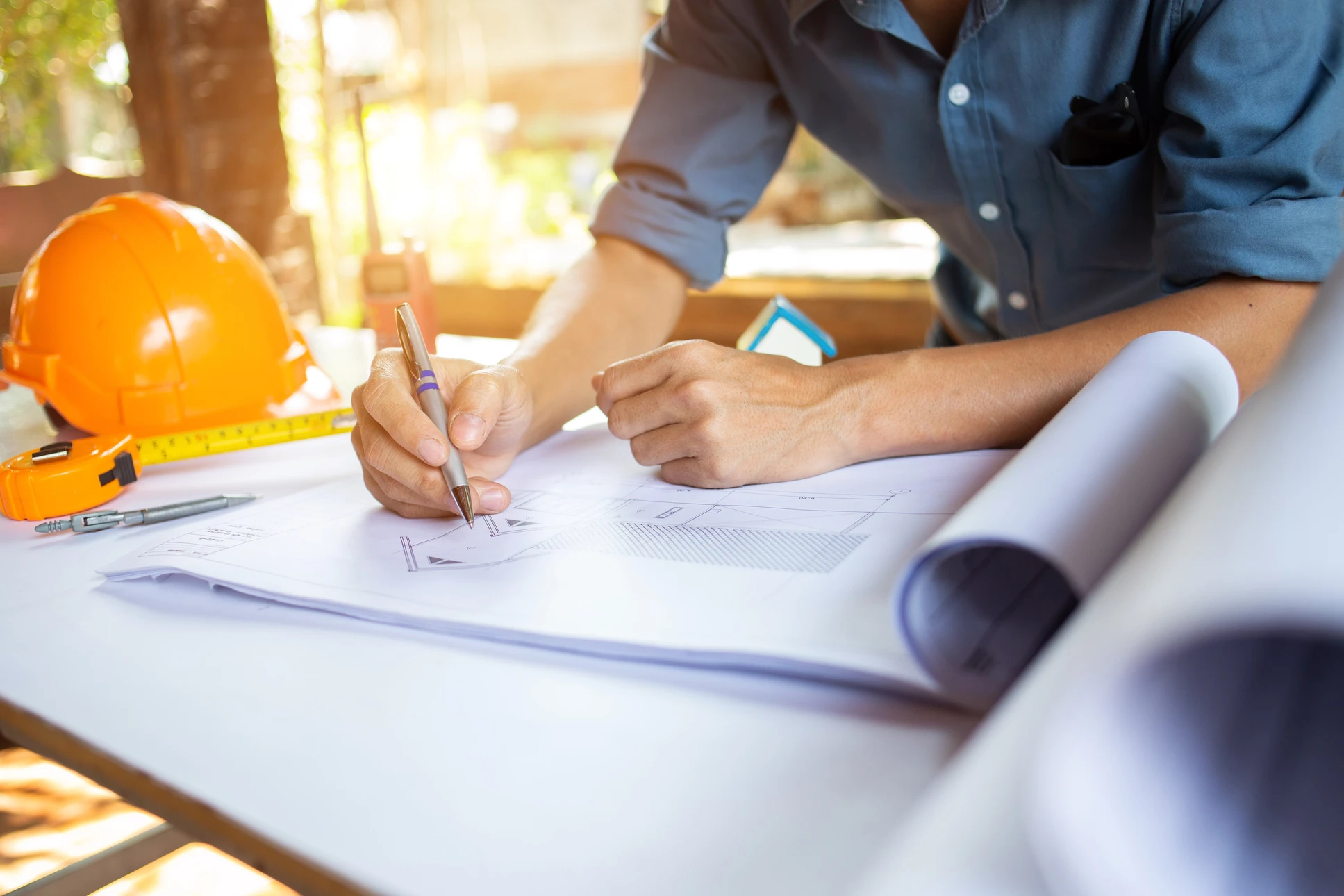 Artisan en atelier int&eacute;rieur consultant une tablette num&eacute;rique