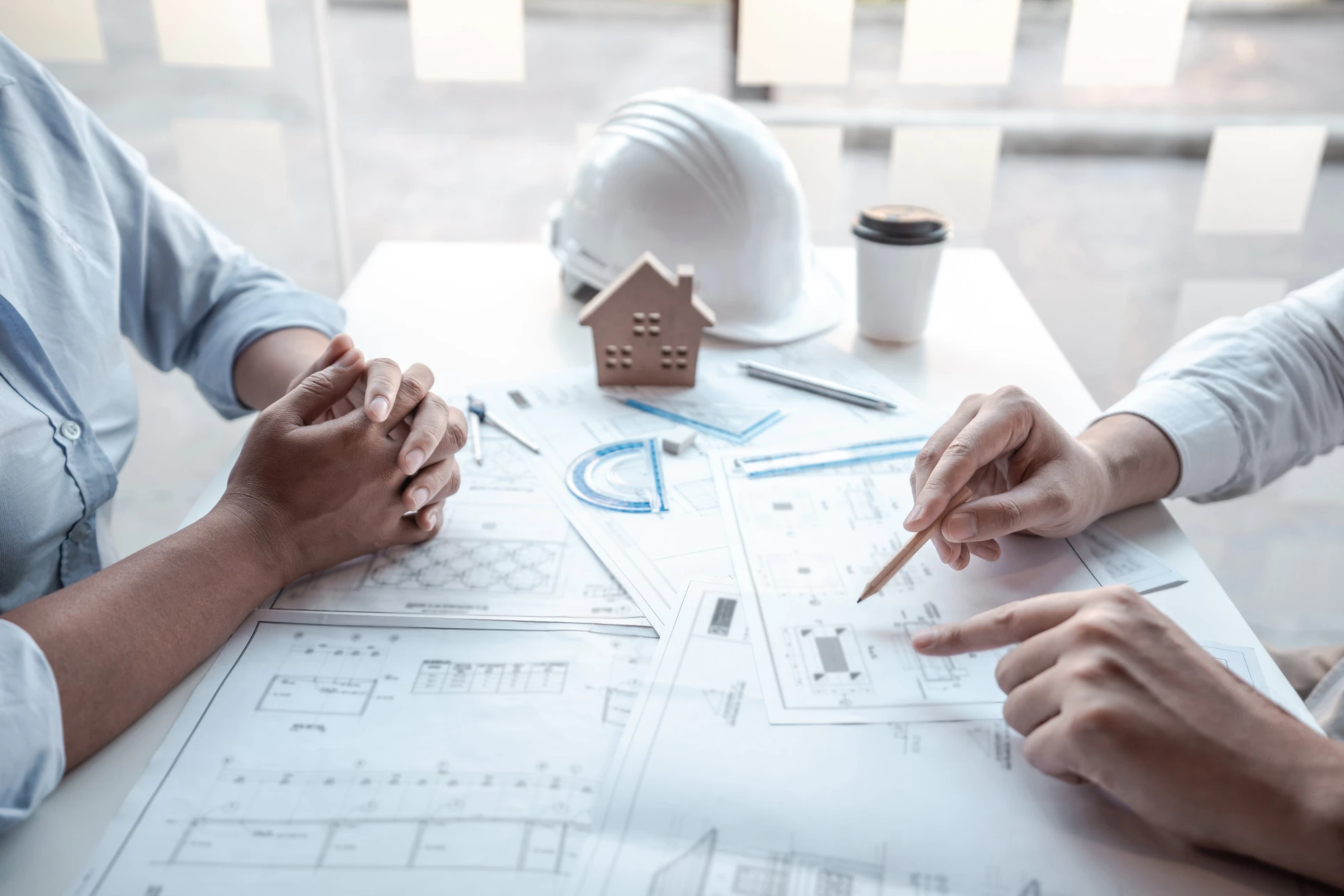 Ing&eacute;nieur en bureau d'&eacute;tudes travaillant sur logiciel CAO, visualisant mod&egrave;le 3D de pi&egrave;ce m&eacute;canique industrielle sur &eacute;cran double