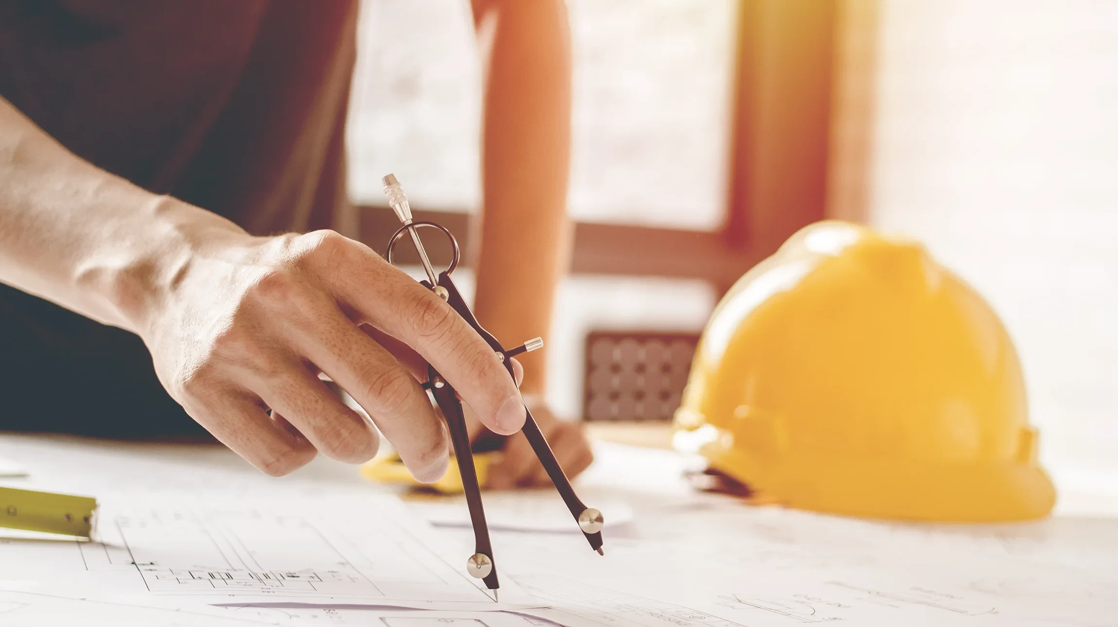 Scène d'intérieur professionnel avec deux personnes en discussion autour d'une maquette architecturale urbaine